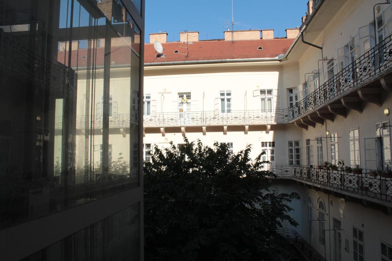 Yasmine Flat, Budapest